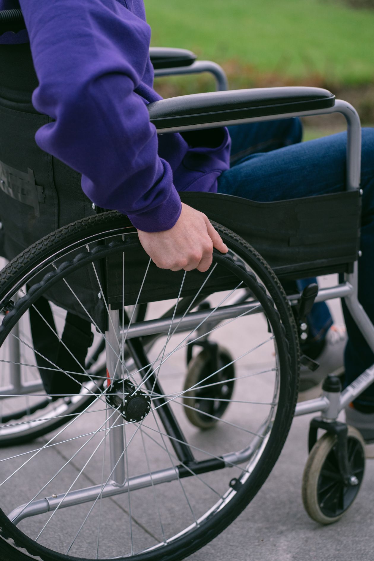Séjour adapté pour un groupe fragile : personne en fauteuil roulant sur un chemin accessible de plain-pied.