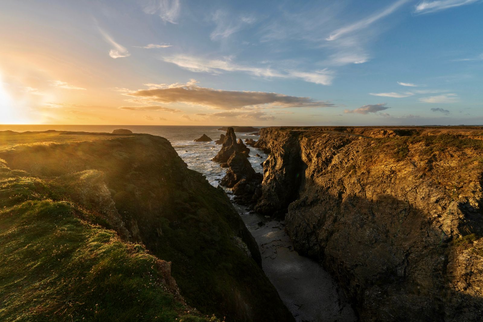 Falaises de la côte bretonne au coucher du soleil — paysage de caps autour de la baie de Saint-Brieuc, Côtes-d'Armor