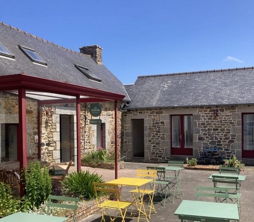 Devanture de l'auberge Les Voisins à Beaucemaine, lieu de séjours adaptés au handicap en Bretagne