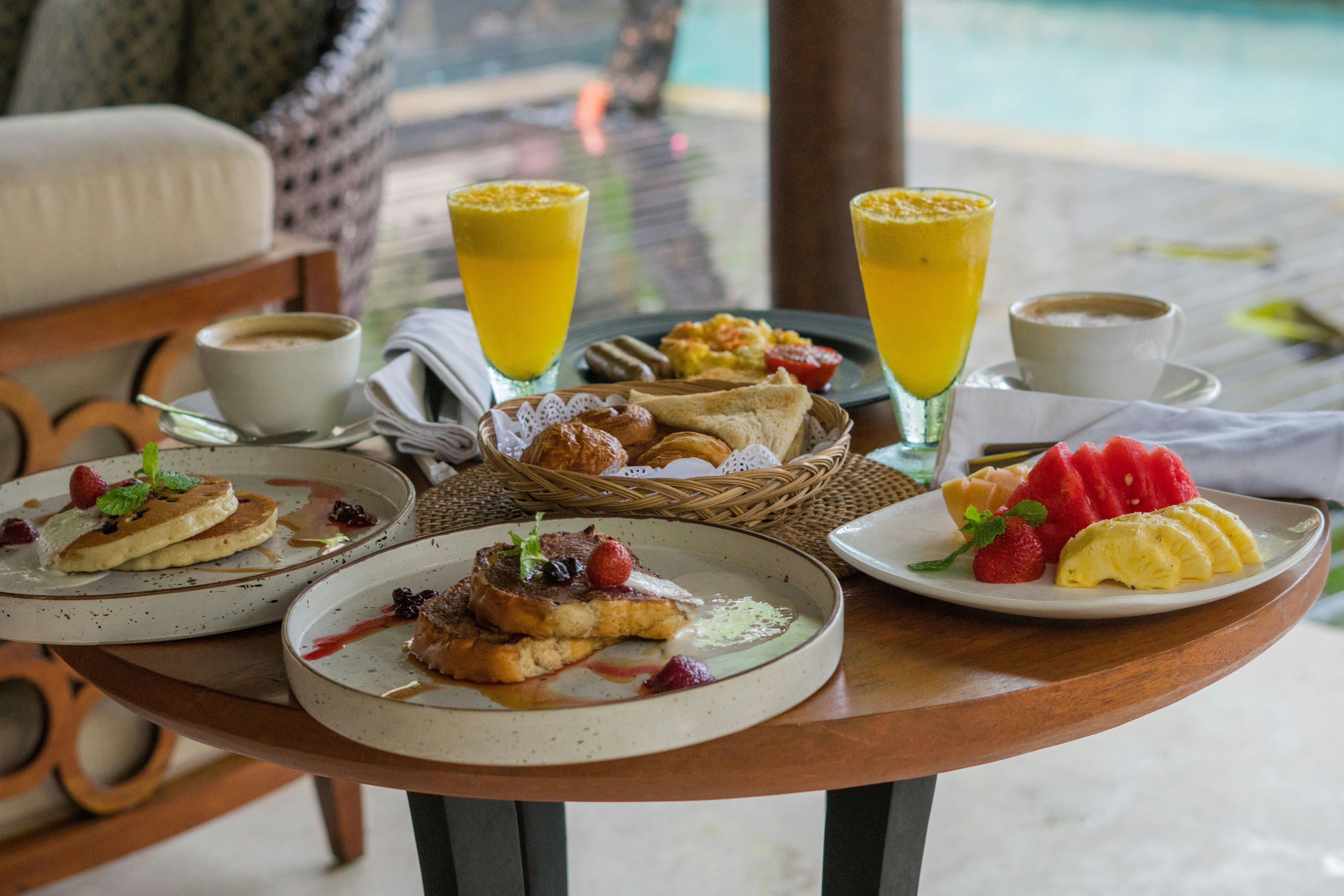 Petit-déjeuner servi en salle dans un hôtel proposant la demi-pension