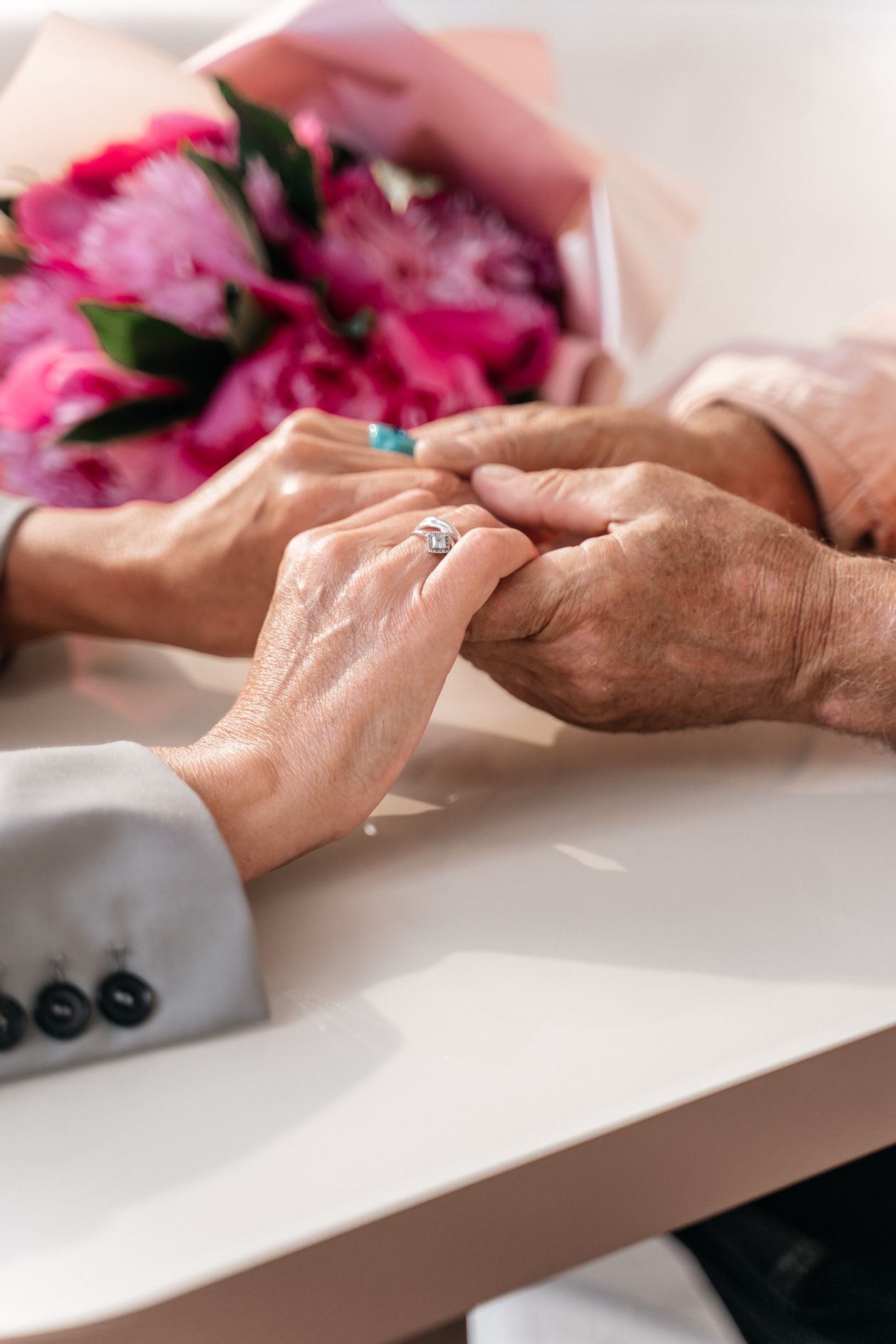 Deux personnes âgées se tenant la main lors d'une conversation
