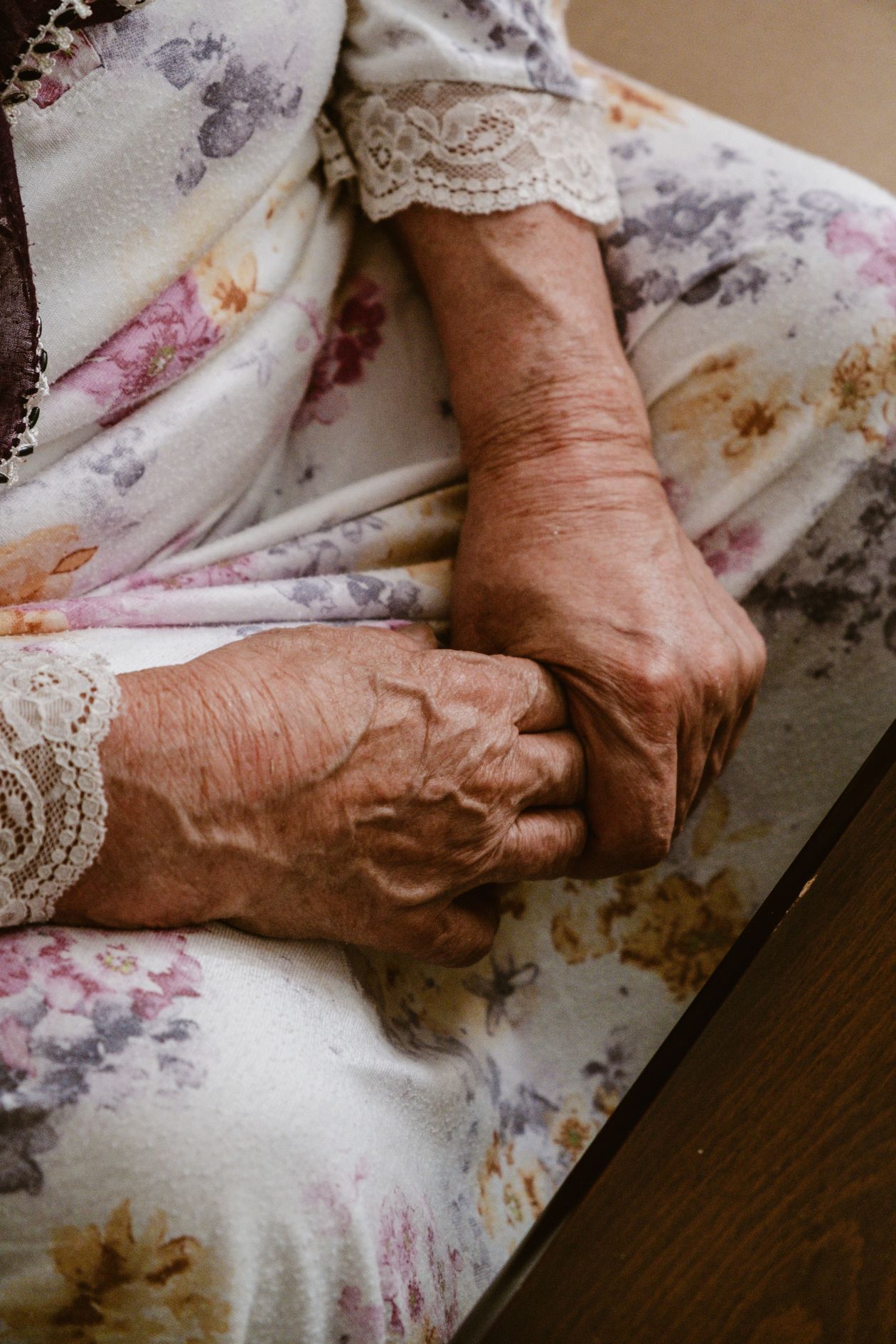Mains d'une personne âgée accompagnée après un retour d'hospitalisation