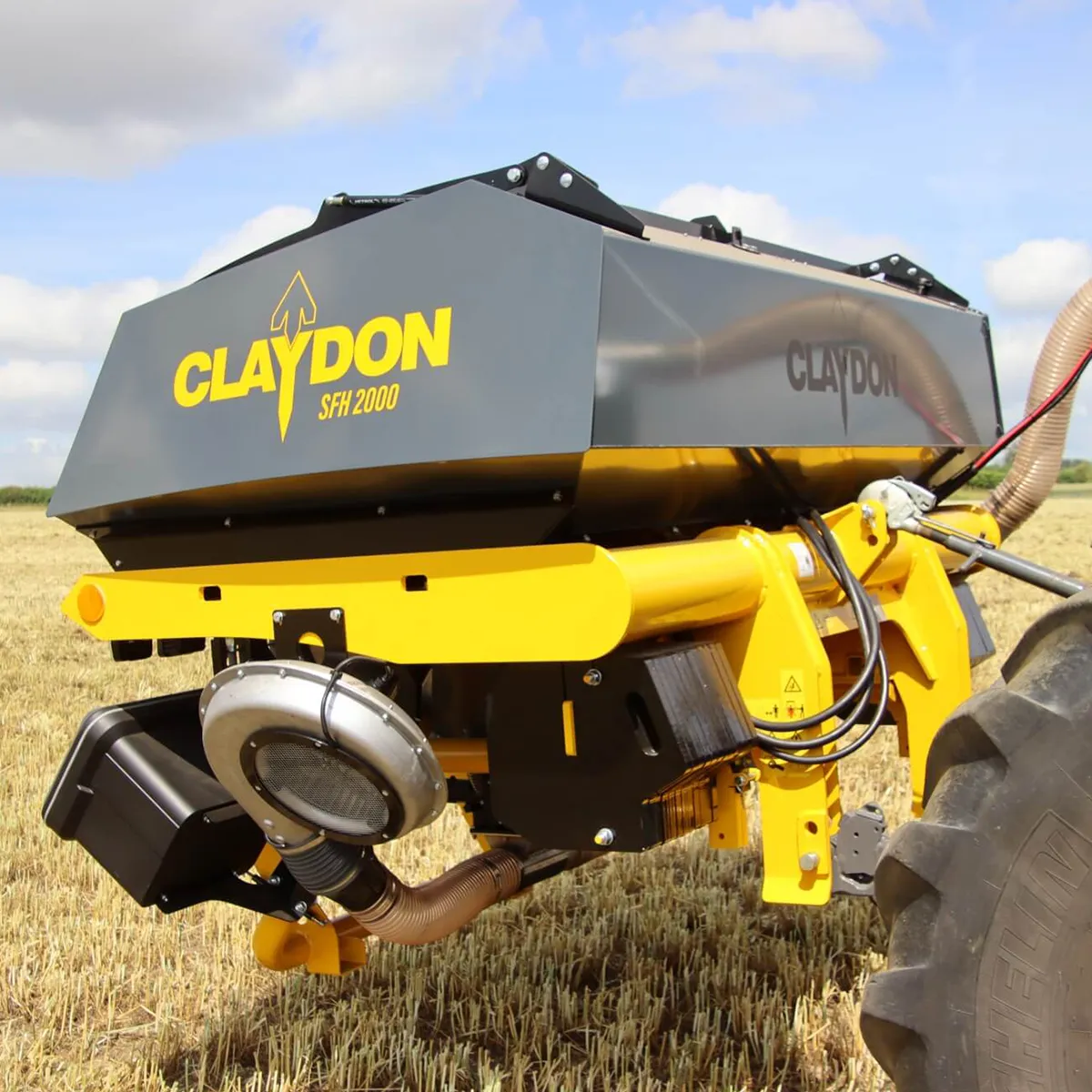 Claydon SFH 2000 Fronttank an einem Traktor auf einem Stoppelfeld