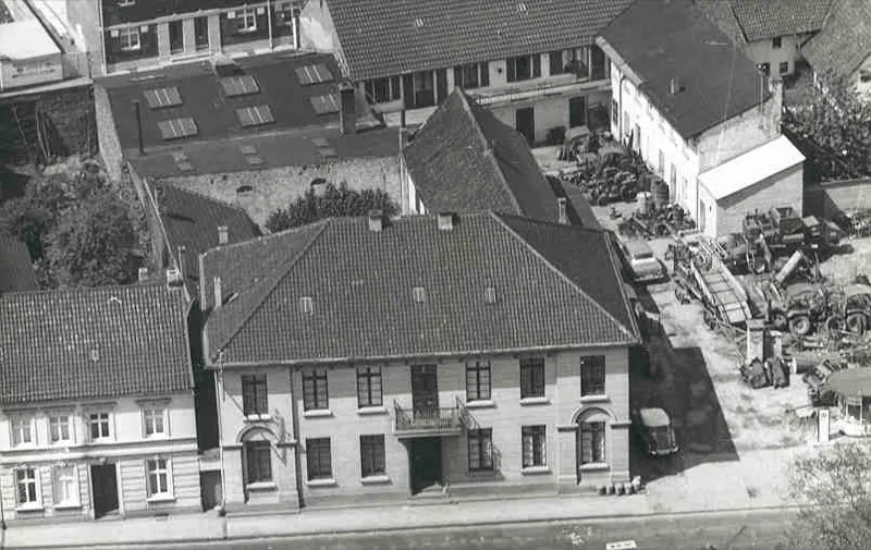 Luftaufnahme des Peiffer-Betriebsgeländes mit Wohnhaus, Werkstatt und Hof, 1961