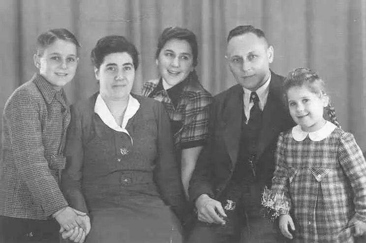 Familienporträt von Erich Peiffer mit Ehefrau und drei Kindern, um 1951