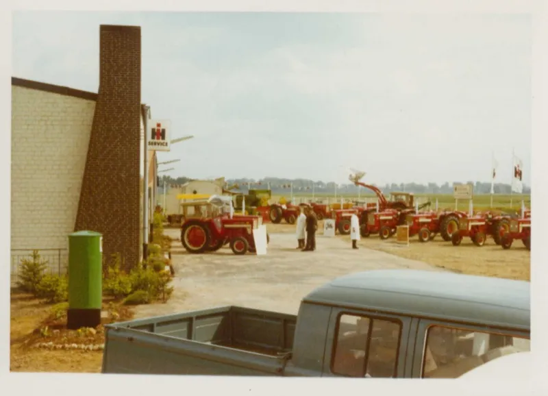 Hausmesse mit roten IHC-Traktoren auf dem Peiffer-Hof, Besucher zwischen den Maschinen, 1969