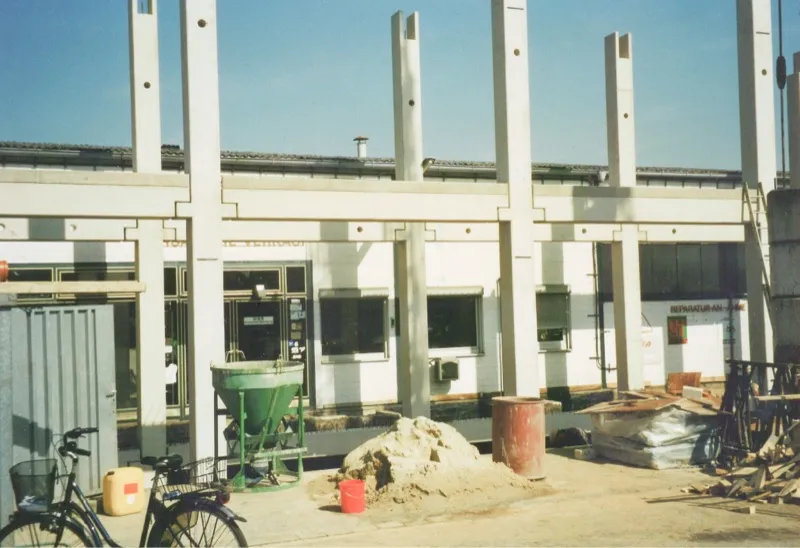 Rohbau des neuen Peiffer-Verwaltungsgebäudes mit Betonstützen, 2002