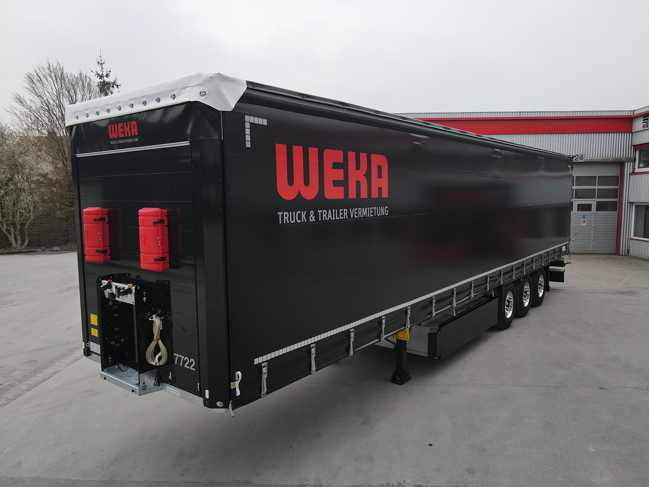 Curtainsider mit Steckrungen zur Miete bei WEKA Rental
