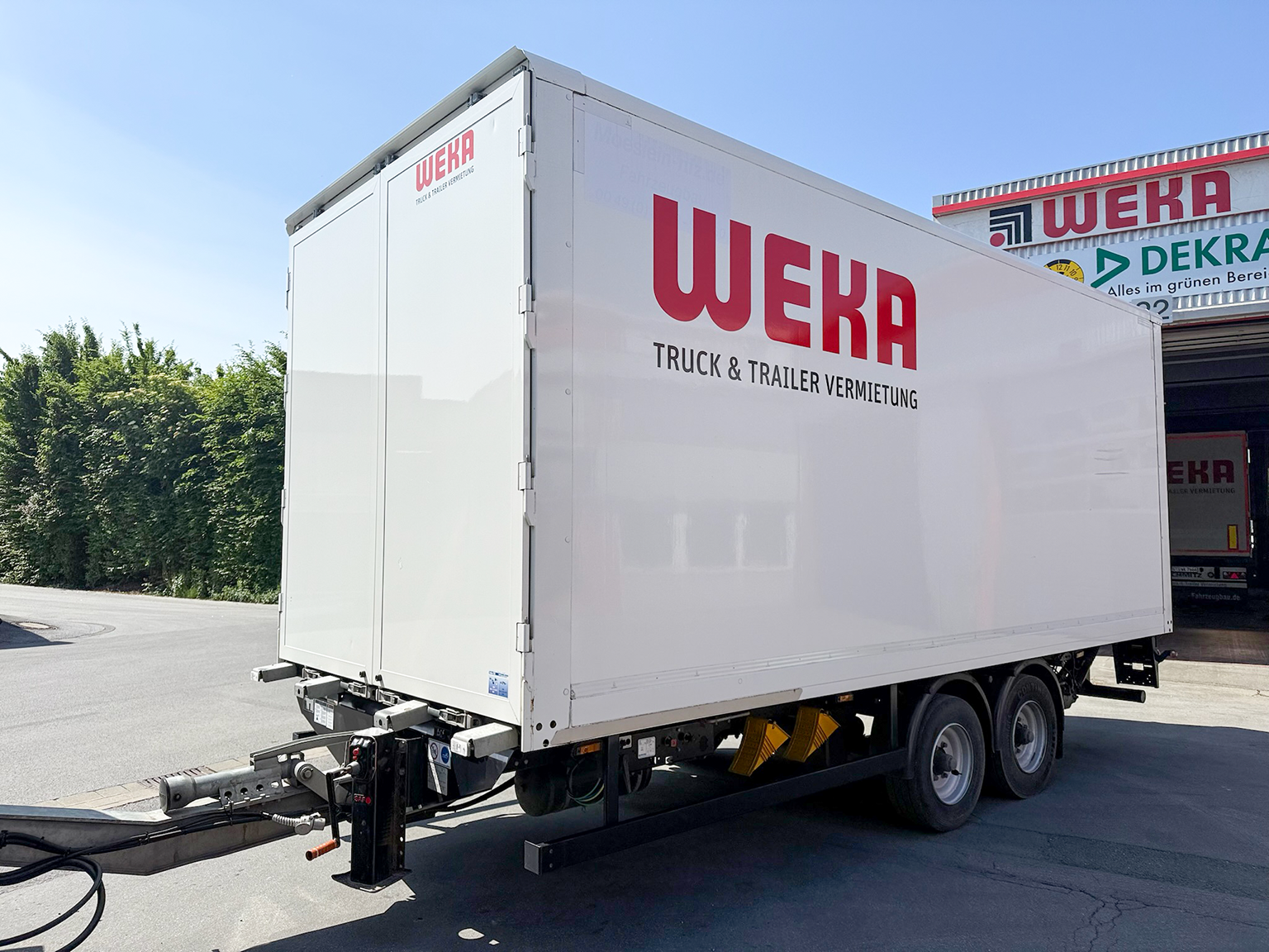 Zentralachs Kofferanhänger mieten