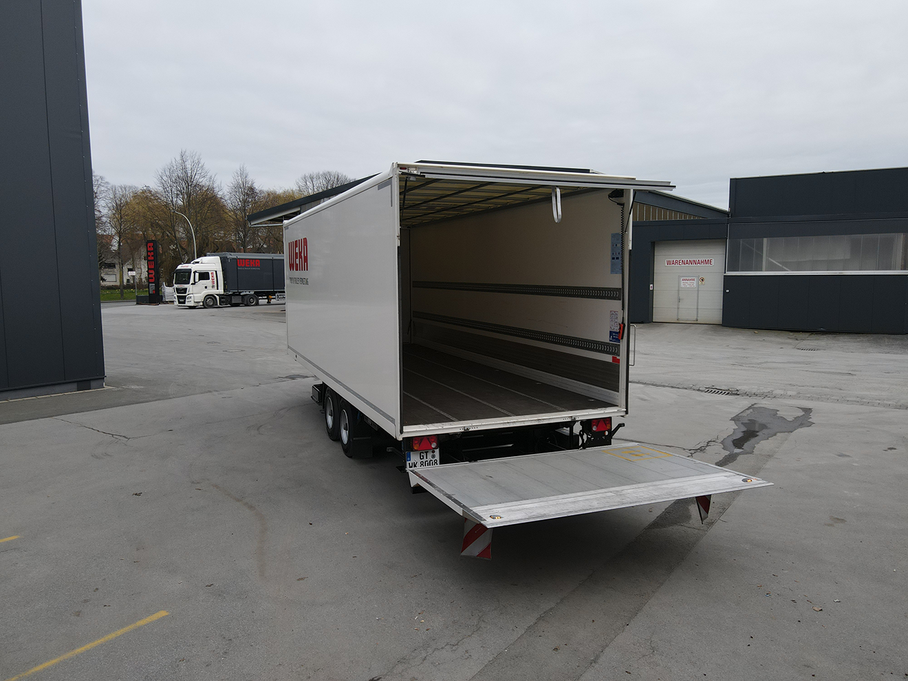 Zentralachsanhänger mit Ladebordwand zur Miete bei WEKA Rental
