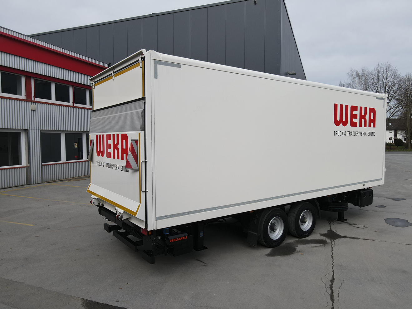 Zentralachsanhänger mit Ladebordwand zur Miete bei WEKA Rental