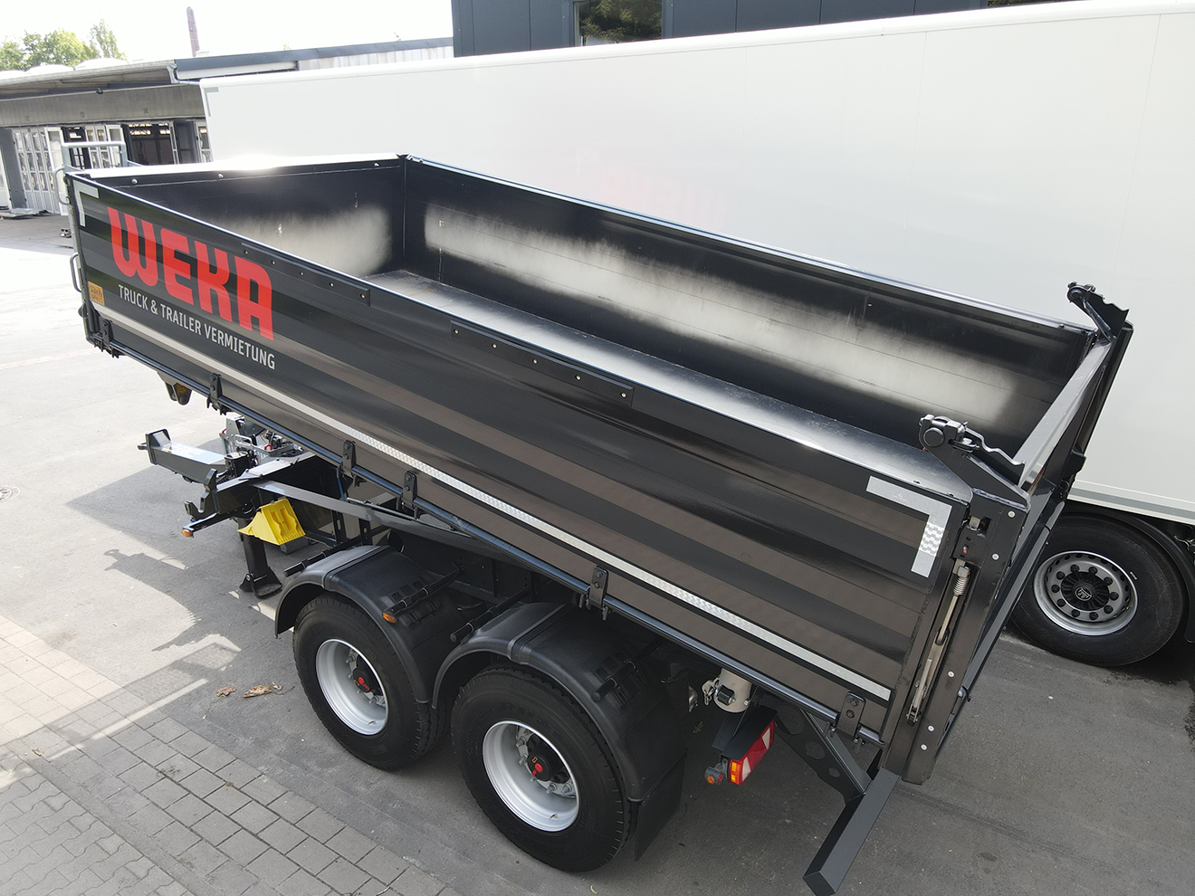 Dreiseitenkipper zur Miete bei WEKA Rental