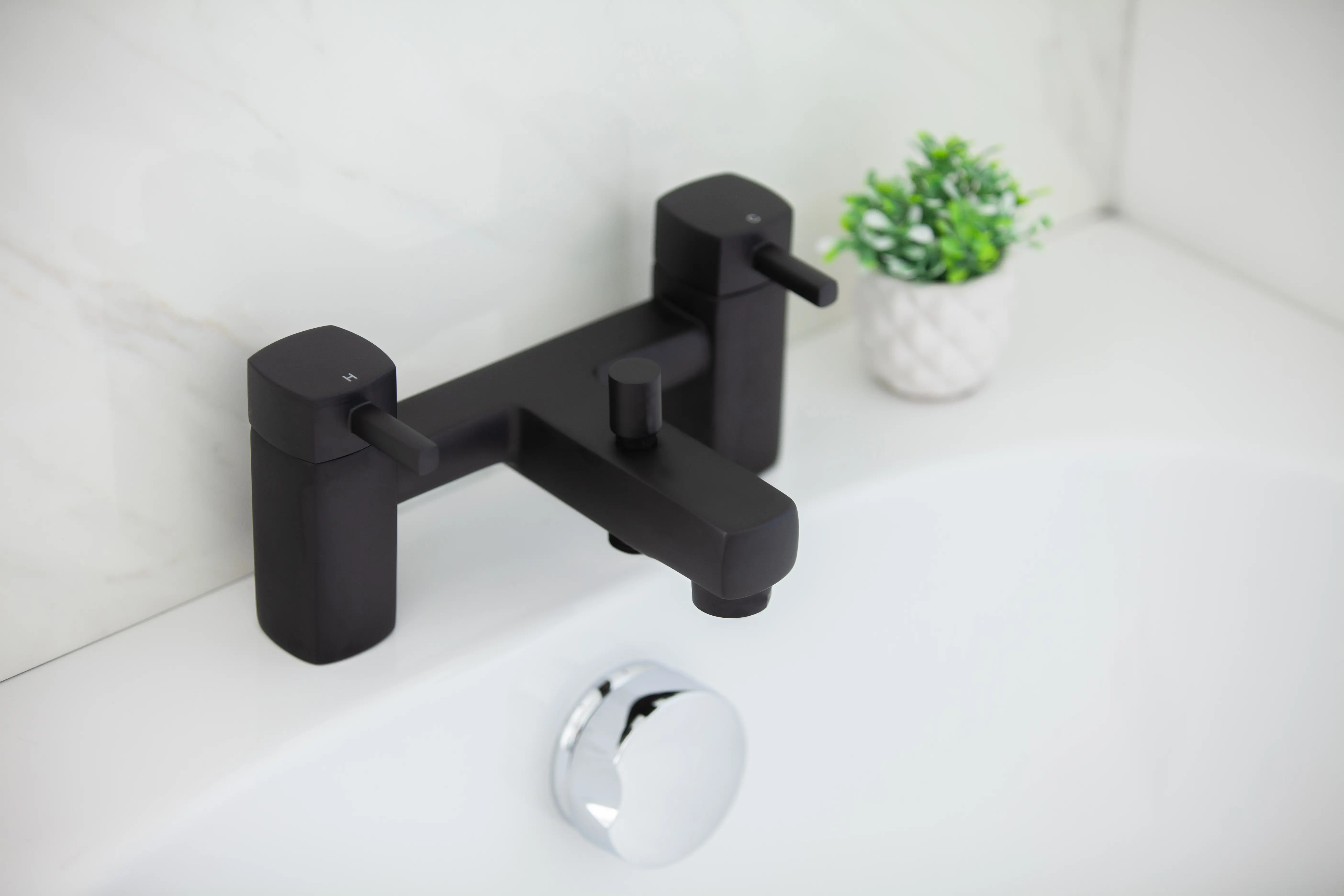BATH/ SHOWER MIXER Matt Black