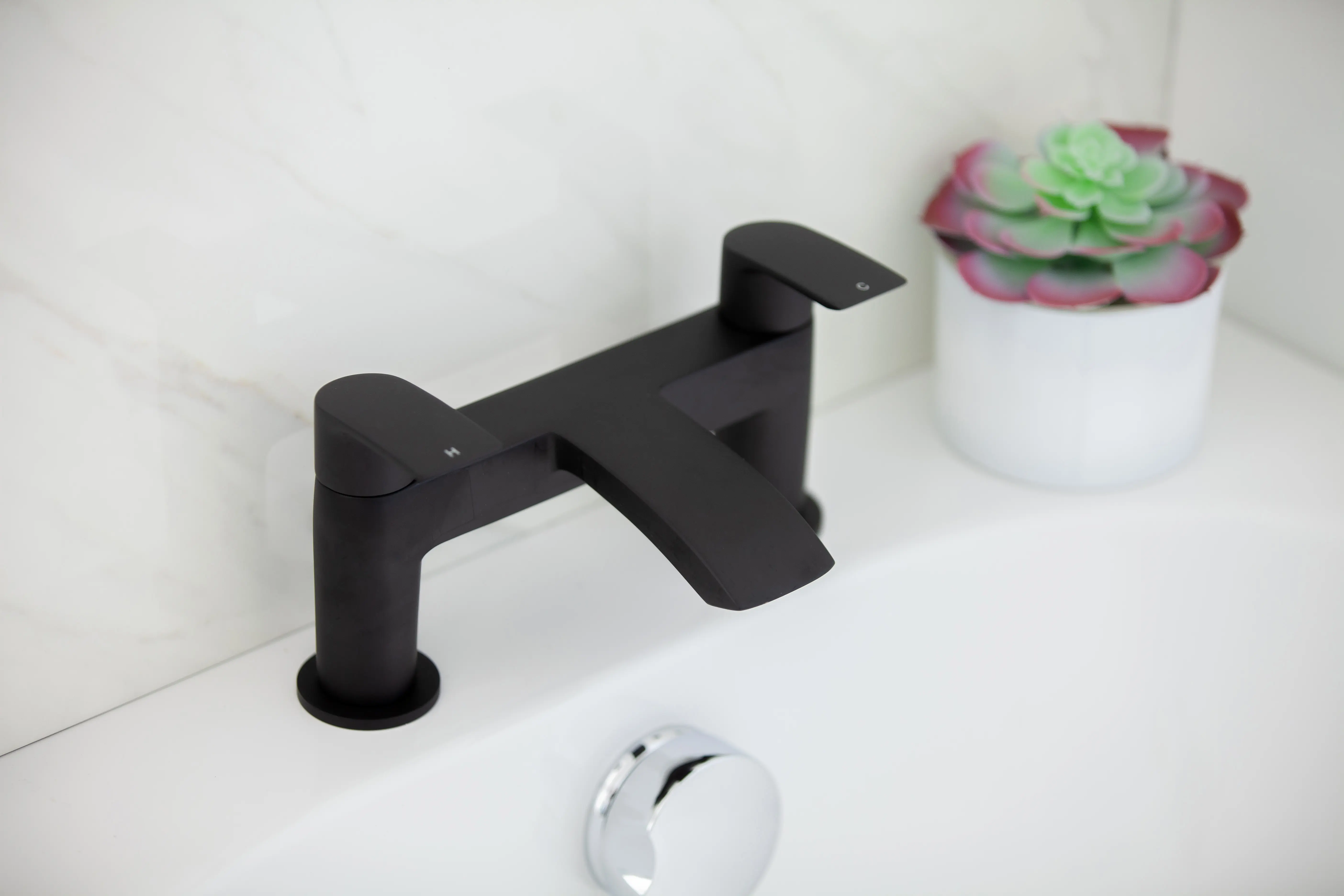BATH FILLER Matt Black