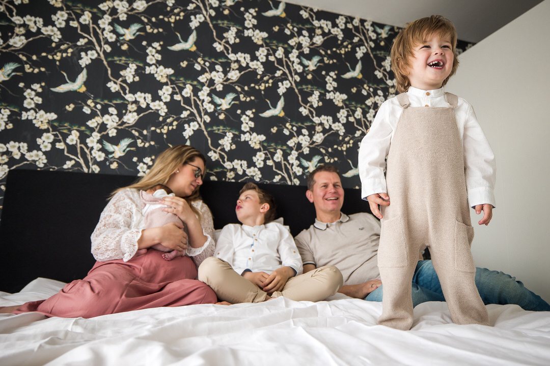 gezellige newbornshoot in Ede, newbornshoot in Ede, ongedwongen fotoshoot Ede