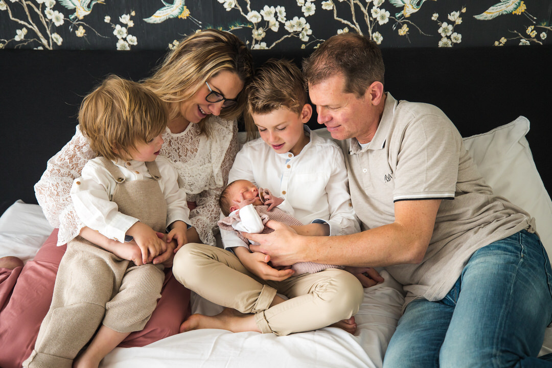 gezellige newbornshoot in Ede, newbornshoot in Ede, ongedwongen fotoshoot Ede