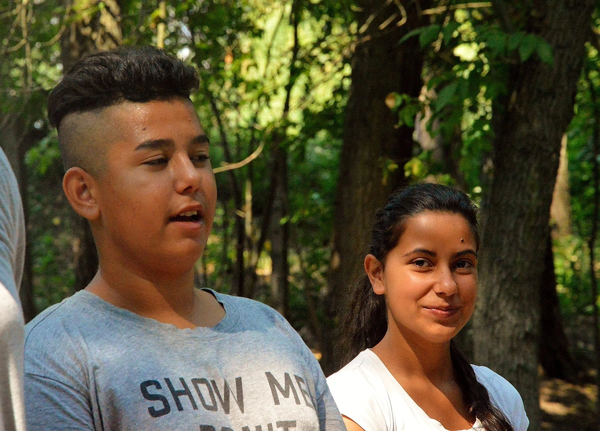 Két tanodás kamasz beszélget egymással.