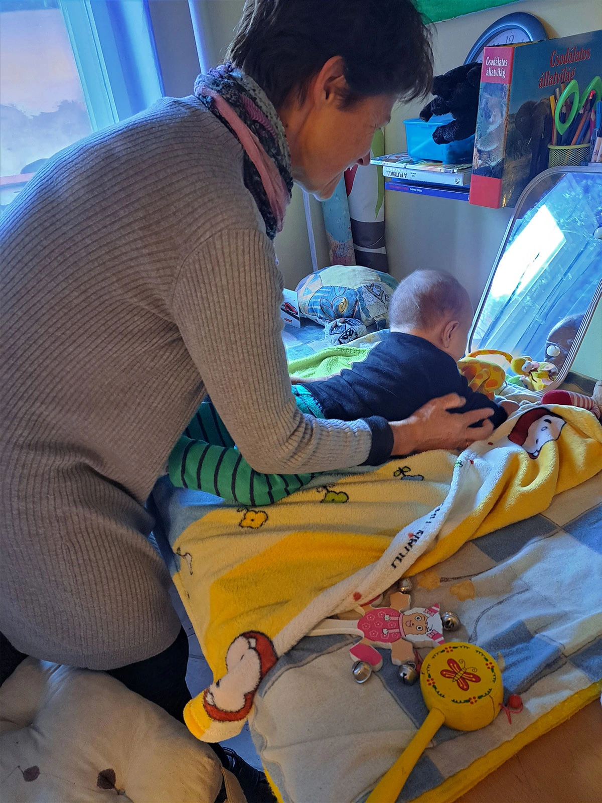 Tanodás dolgozó egy babával foglalkozik.