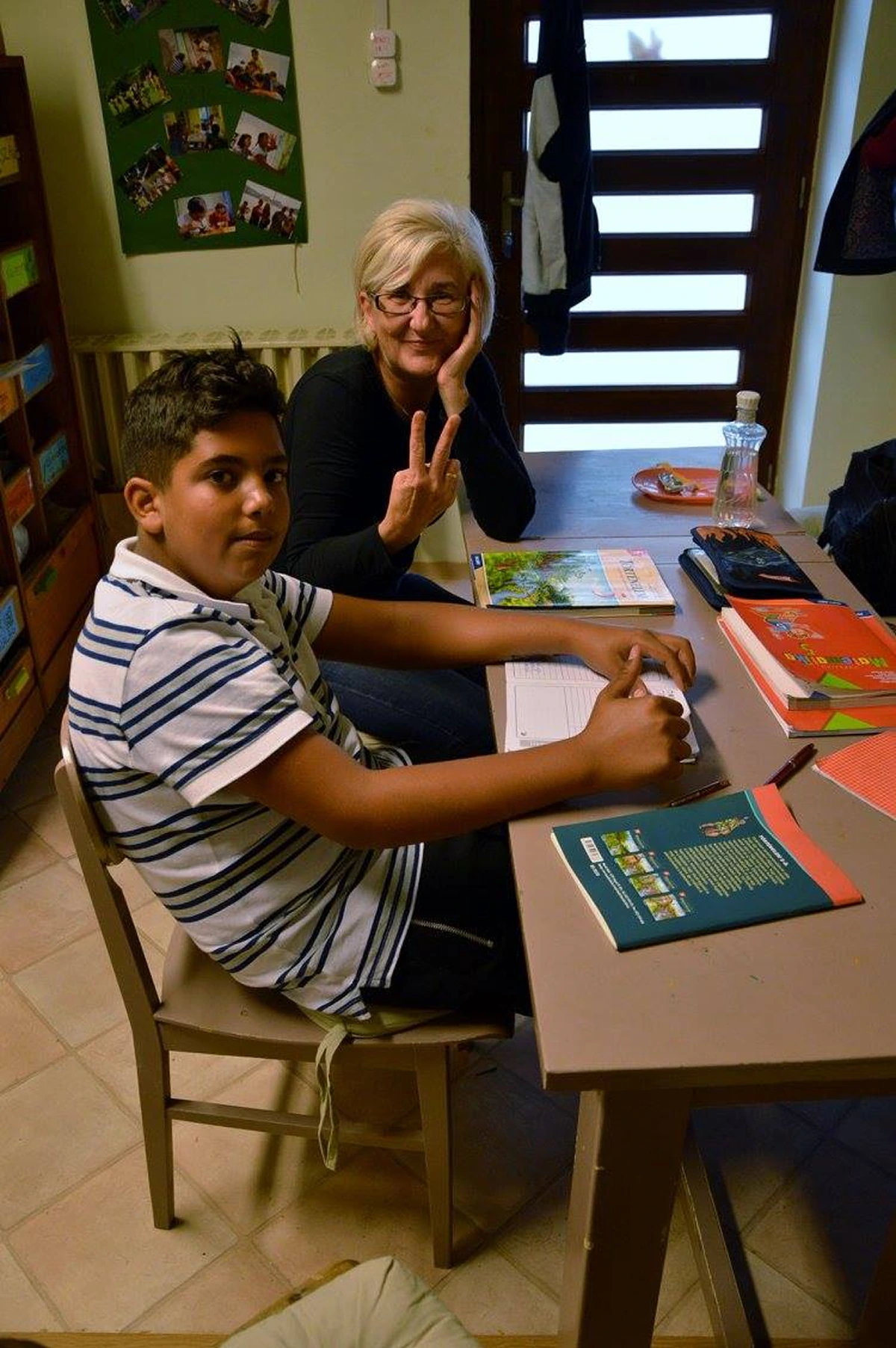 Tanodás gyermek közösen tanul egy mentorral.