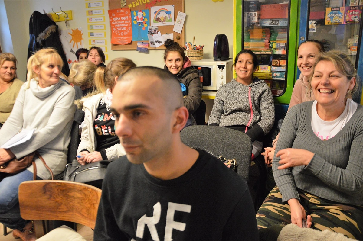 Vidám Tanodás felnőttek egy képzésen vesznek részt.