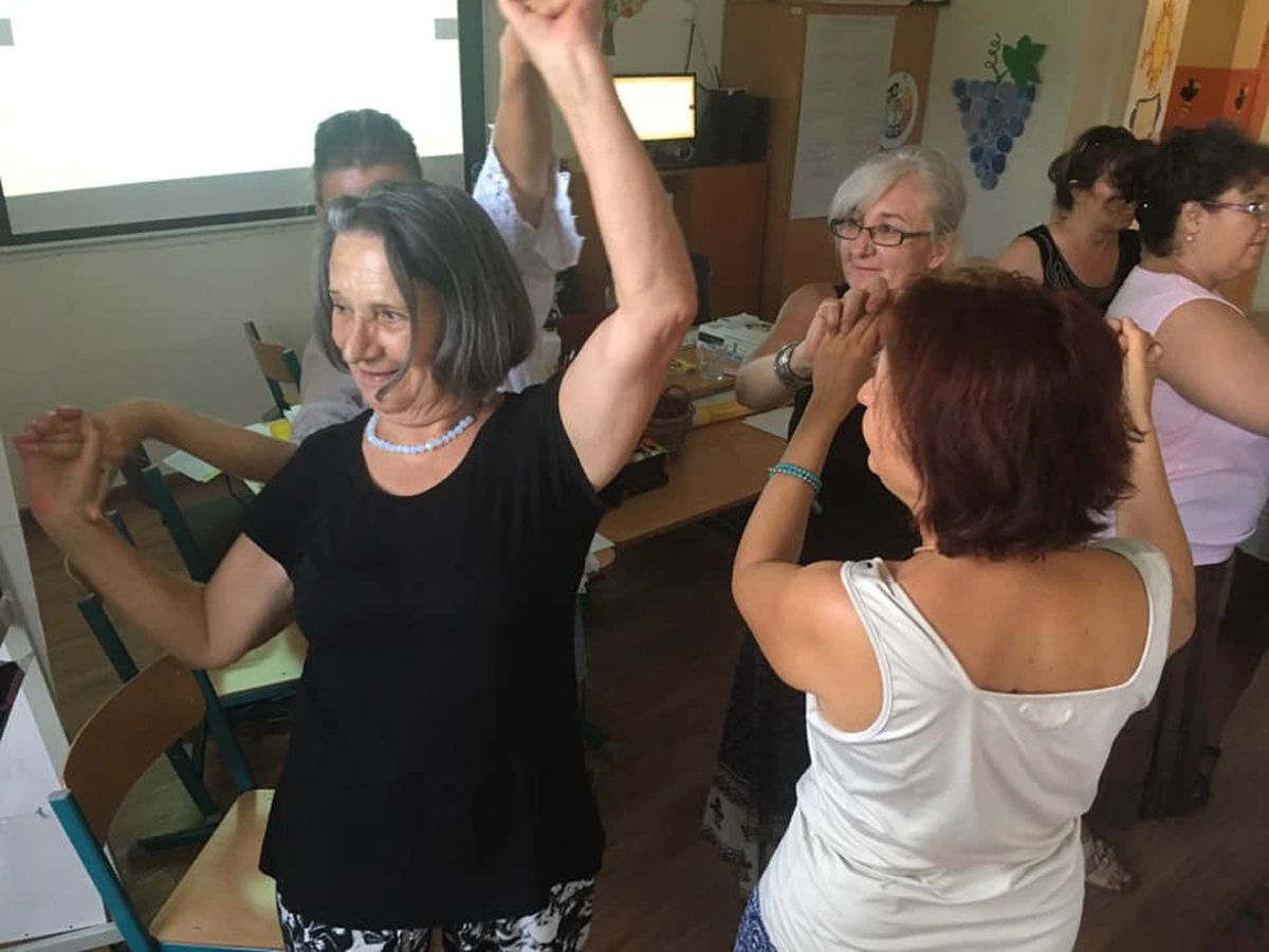 Tanodás felnőttek boldogan táncolnak.