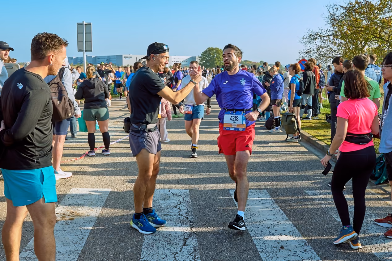 Passation de relais entre deux coureurs du relais marathon Quatuor