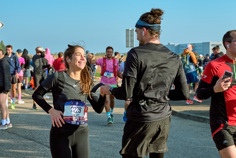 Passation de relais entre deux coureurs du relais marathon Duo