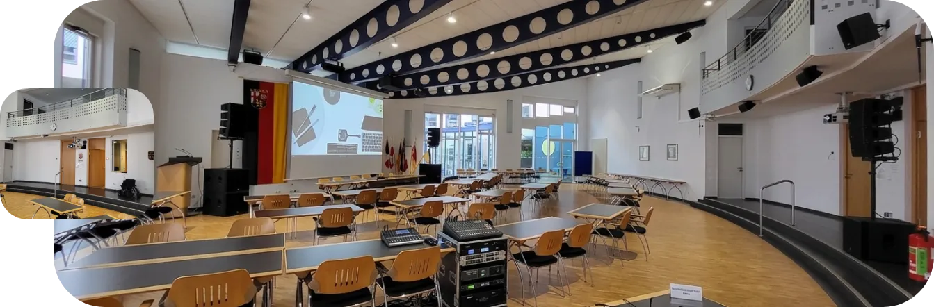 Promedia Konferenzsaal-Komplettausstattung mit Projektion, Beschallungsanlage und AV-Rack – professionelle Medientechnik für große Meetingräume und Schulungsräume in Unternehmen.