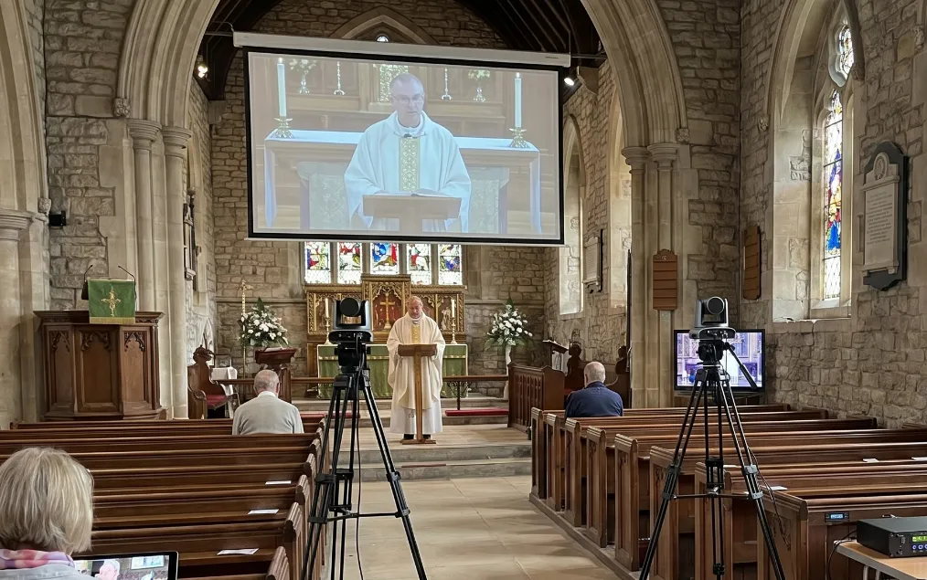 Gottesdienst-Livestreaming in einer Steinkirche – Promedia installiert Kamera-, Beschallungs- und Projektionstechnik für hybride Gottesdienste in Kirchen und Gemeinden im DACH-Raum.