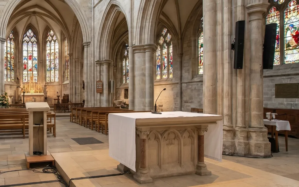 Denkmalgeschützte Kirche mit diskret montierten Lautsprechern – Promedia realisiert professionelle Kirchenbeschallung mit STIPA-Einmessung für einwandfreie Sprachverständlichkeit trotz langer Nachhallzeiten.