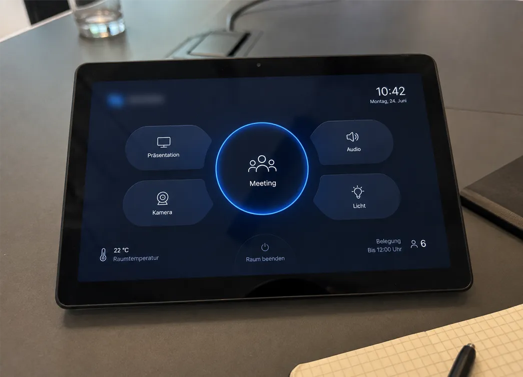 Custom Touchpanel für Konferenzraumsteuerung — Präsentation, Kamera, Audio und Licht per Ein-Knopf-Bedienung im Meetingraum.