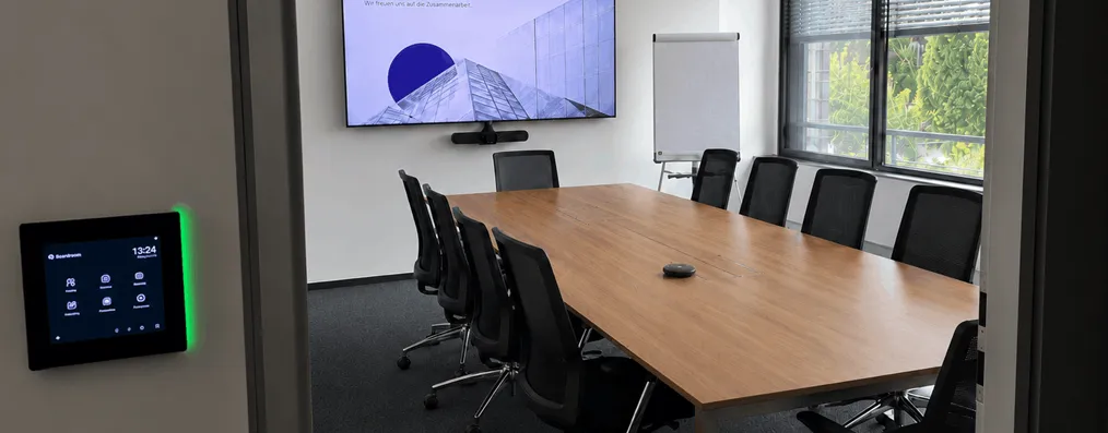 Konferenzraum ohne Störungen — professionell geplante Medientechnik für reibungslose Meetings im Unternehmensalltag.