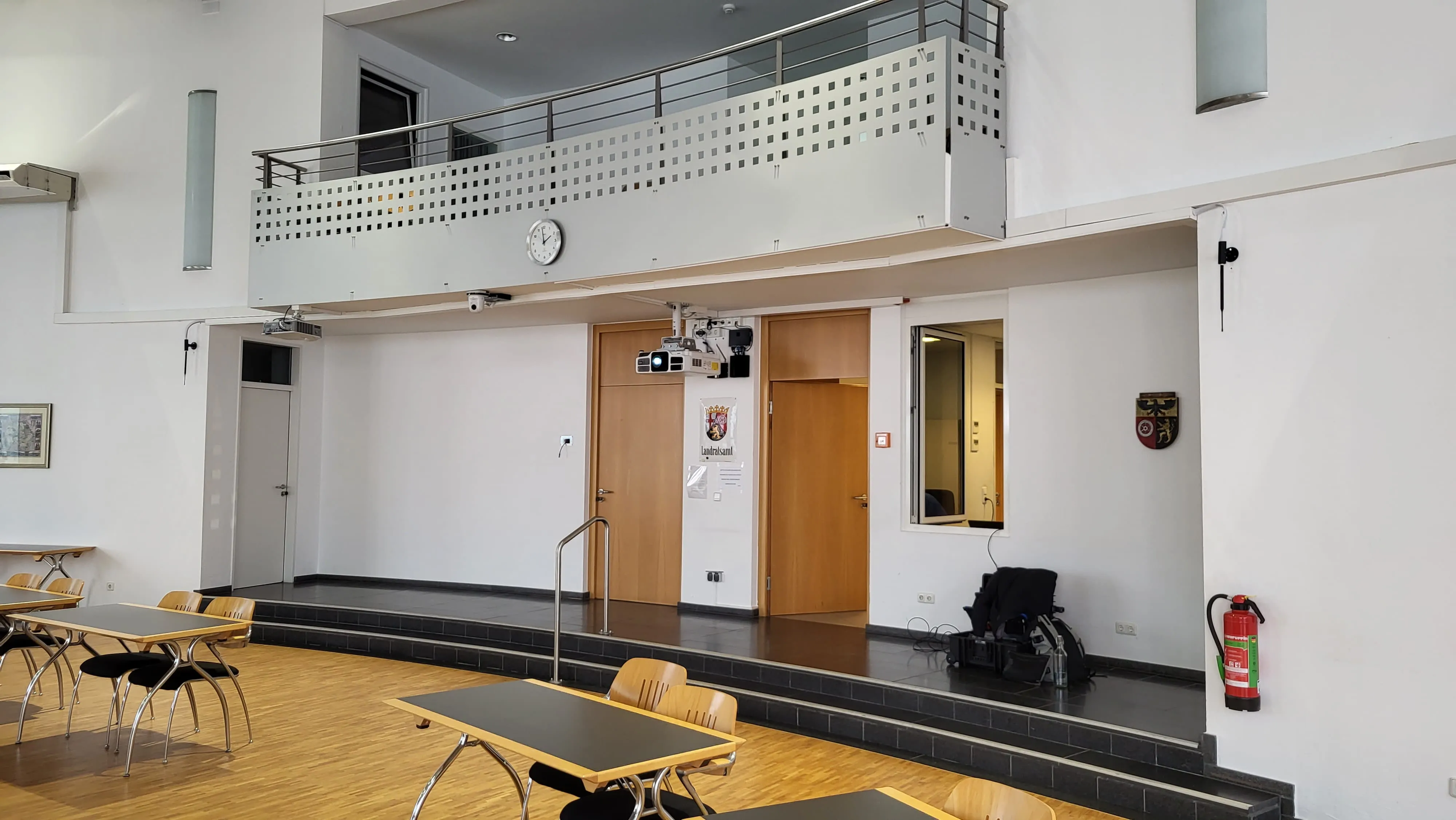 AV-Technik im Hörsaal — Projektor und Beschallungsanlage für Bildungseinrichtungen und Schulungsräume.