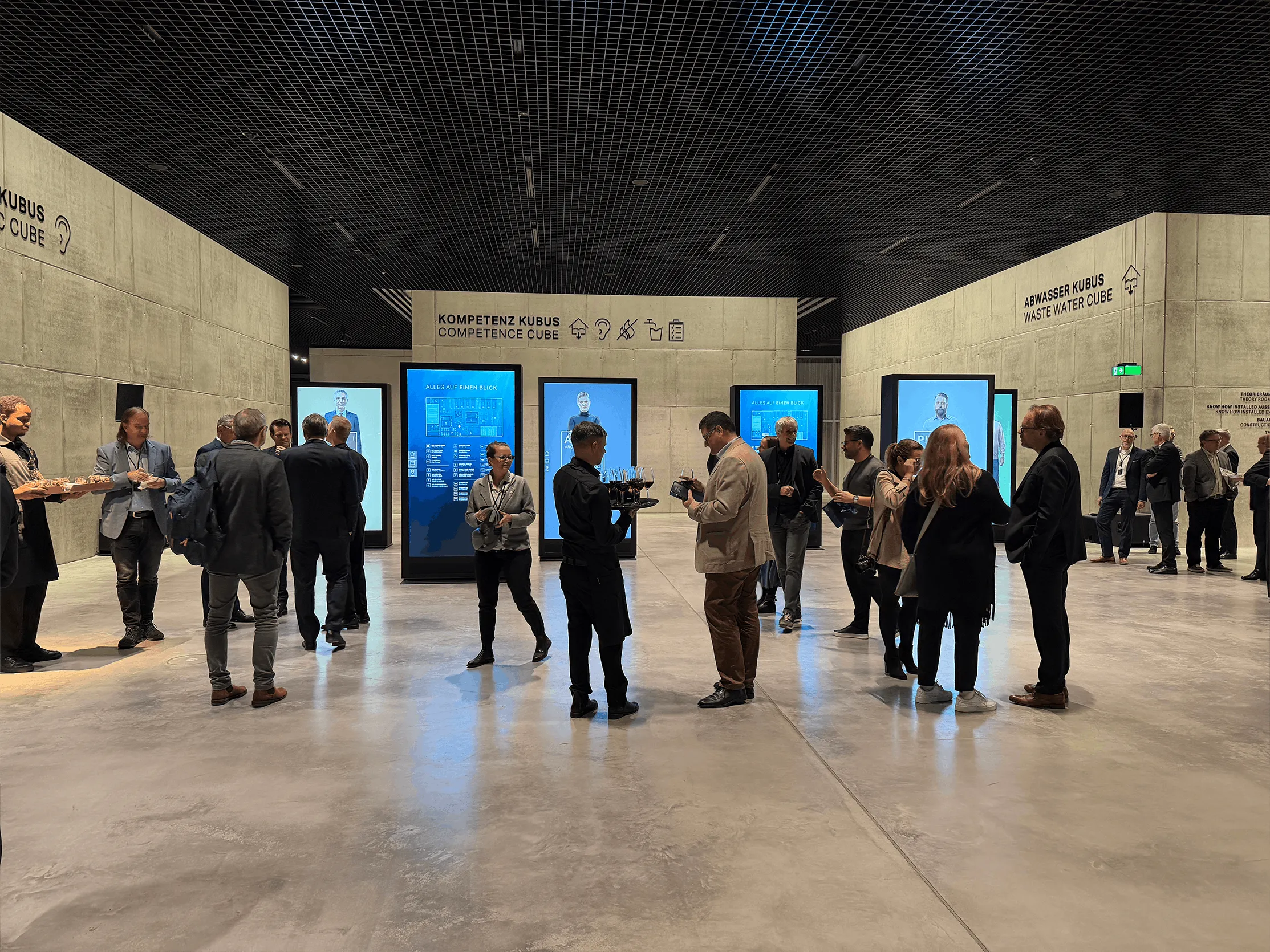 Showroom mit Digital-Signage-Displays — Medientechnik vom Dienstleister für Ausstellungen und Produktpräsentationen.