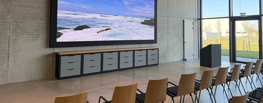 Schulungsraum im Geberit Campus — Medientechnik-Projekt von Promedia Hockenheim mit Display und Raumsteuerung.