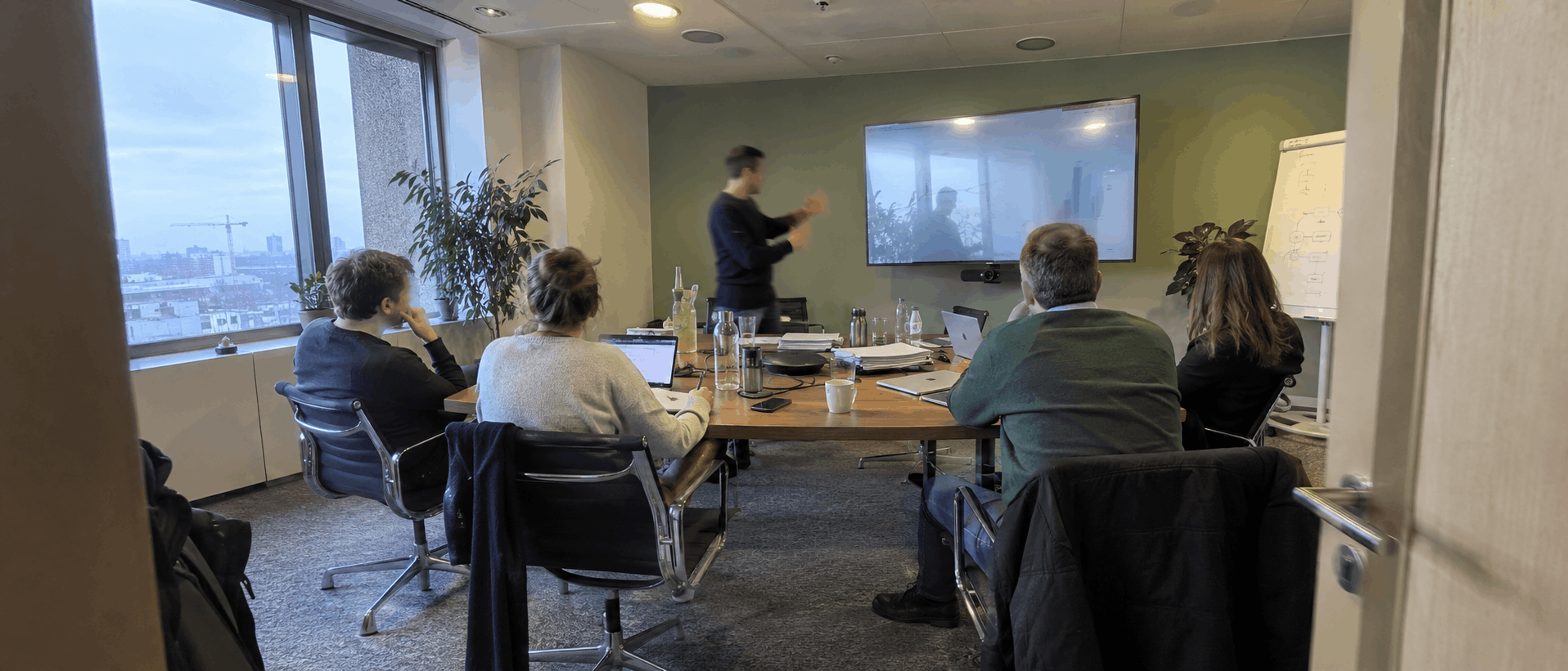 Boardroom mit Deckenmikrofonen und Kamera mit Sprecherverfolgung