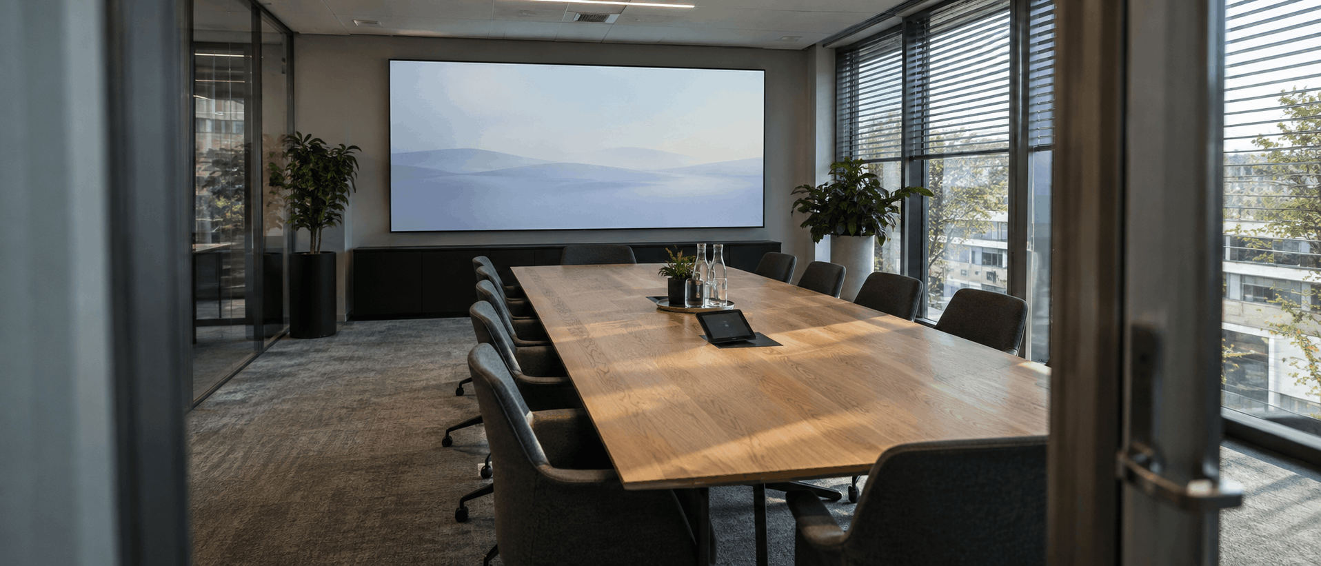 Konferenzraum mit LED-Wand und Touchpanel-Bedienung