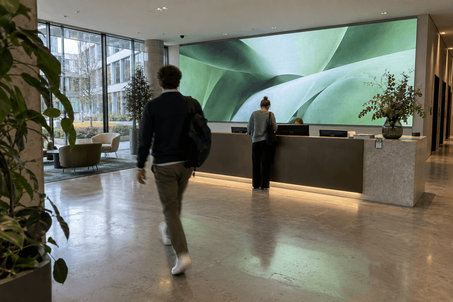 Empfangsbereich mit LED-Wand und digitaler Wegeleitung