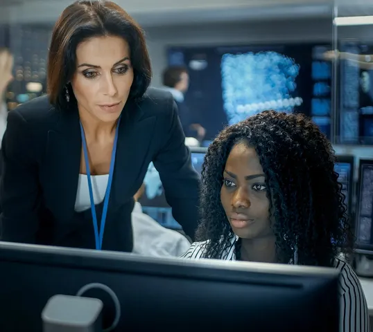 A 9-1-1 supervisor shows a candidate how to take a skills assessment test on a computer.