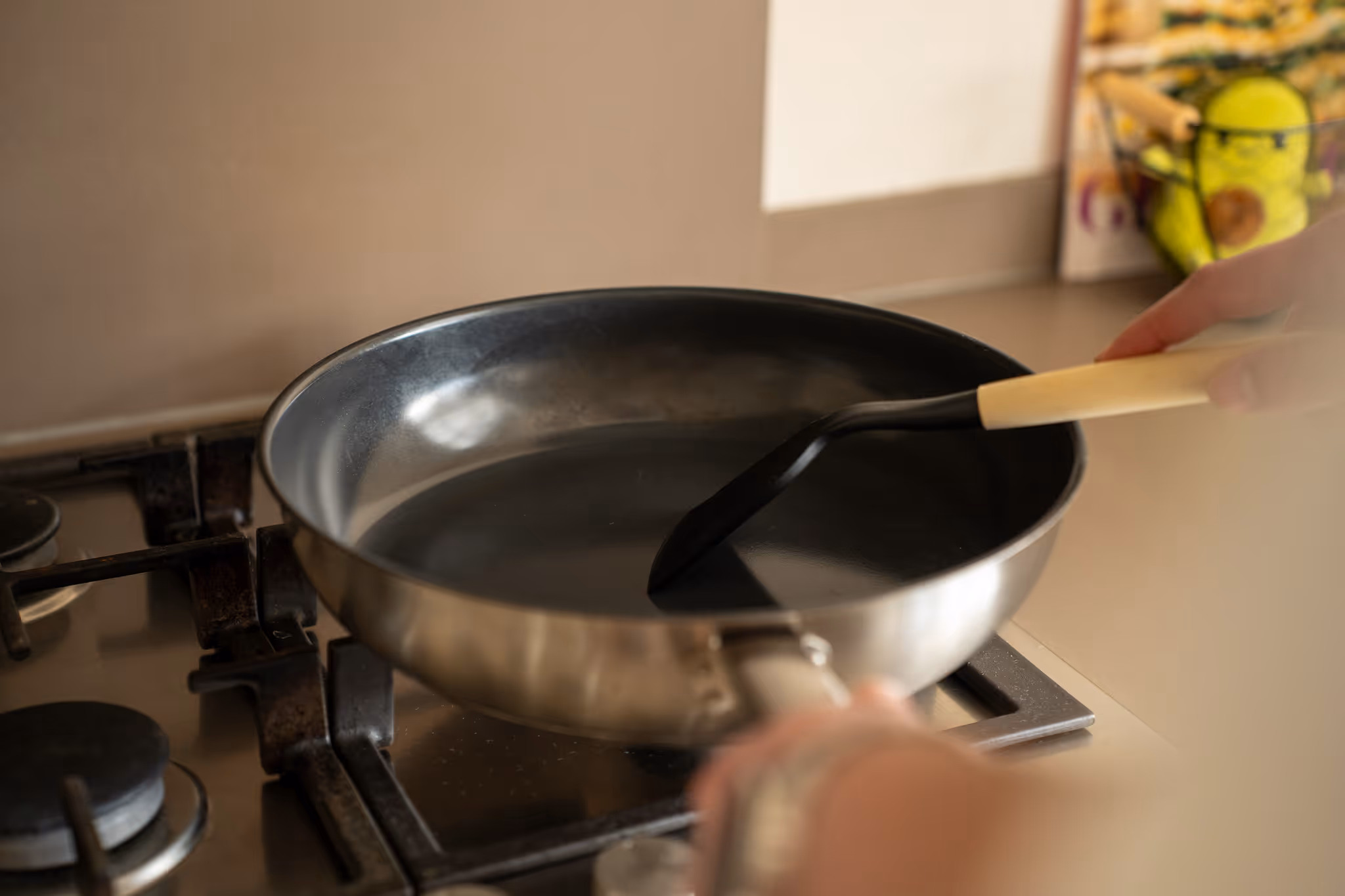 Een koekenpan op het vuur als ludieke verwijzing naar de belofte van SENT Marketing: 0% gebakken lucht en alleen resultaten die ertoe doen.