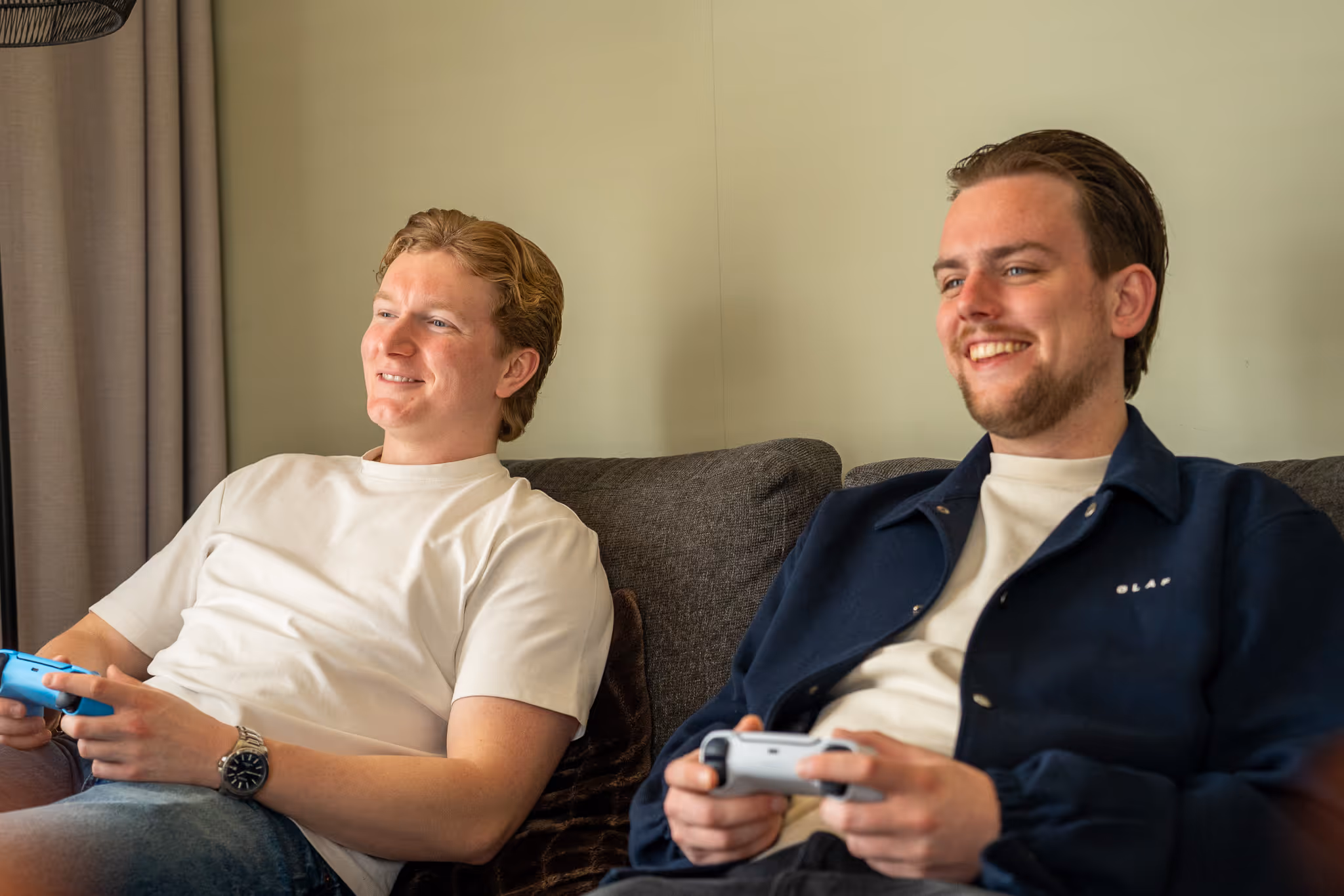 Timo en Stan van SENT Marketing ontspannen op de bank met een videogame; een verwijzing naar hun 15-jarige vriendschap die zorgt voor naadloze samenwerking.