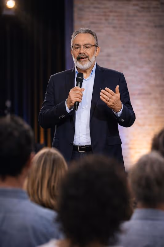 Jean-Pierre Nadir parlant dans un micro, pour expliquer ce qui fait la différence.