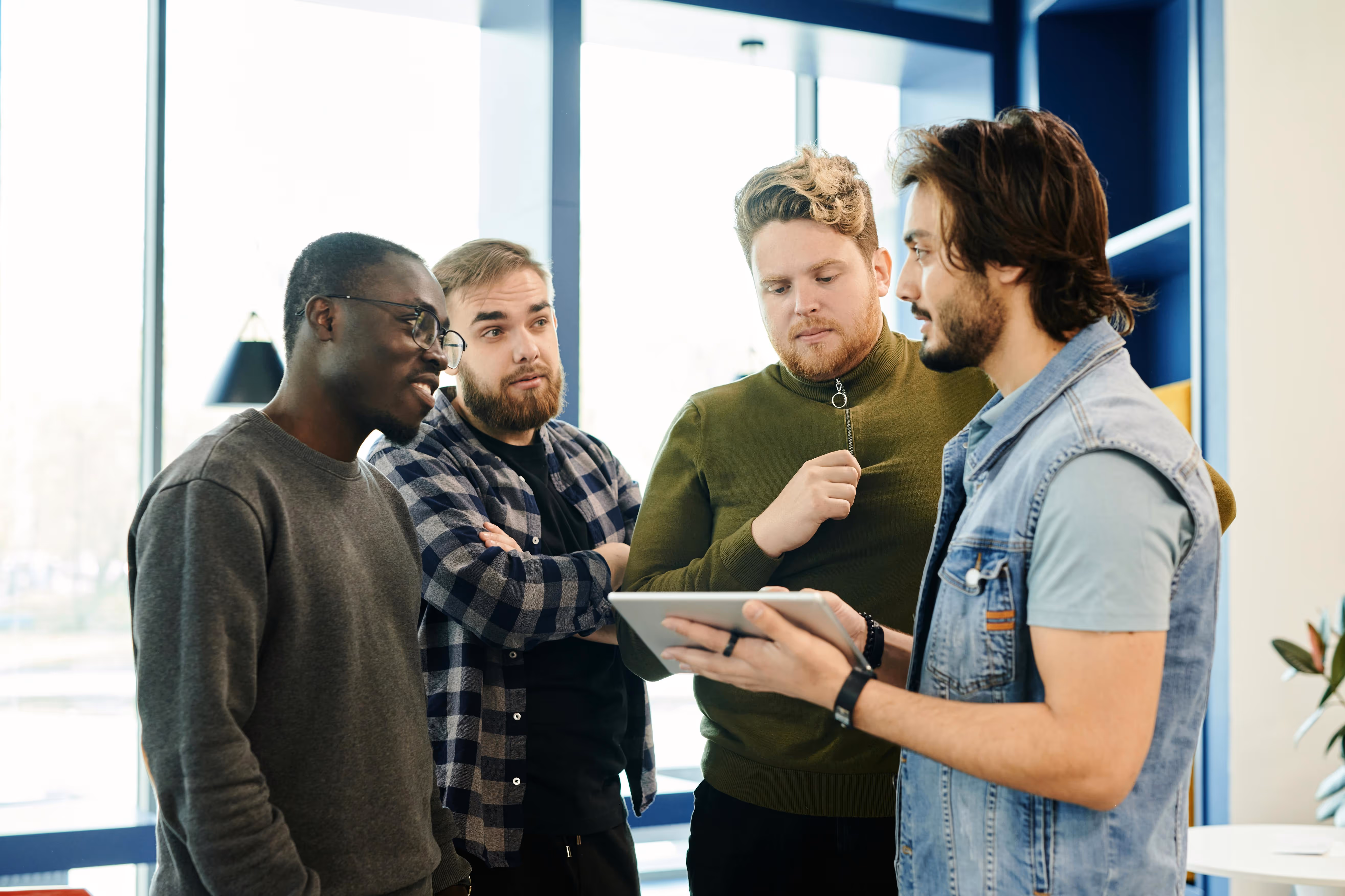 4 colleagues discussing business in the office.