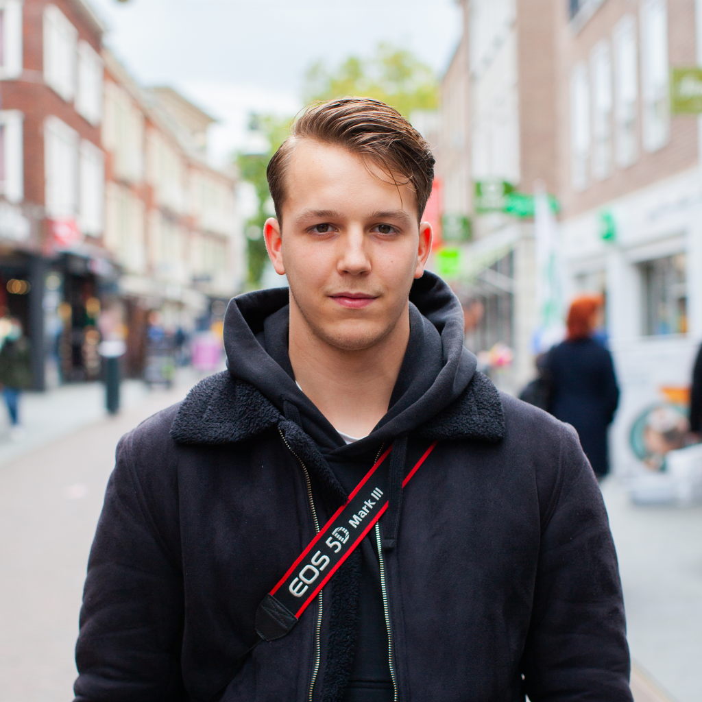 Portret van Daan Buitenhuis in een winkelstraat.