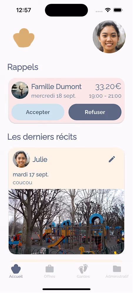 Interface mobile d'une application avec rappels de famille Dumont pour une garde à payer, et un récit récent de Julie avec photo d'un terrain de jeux.