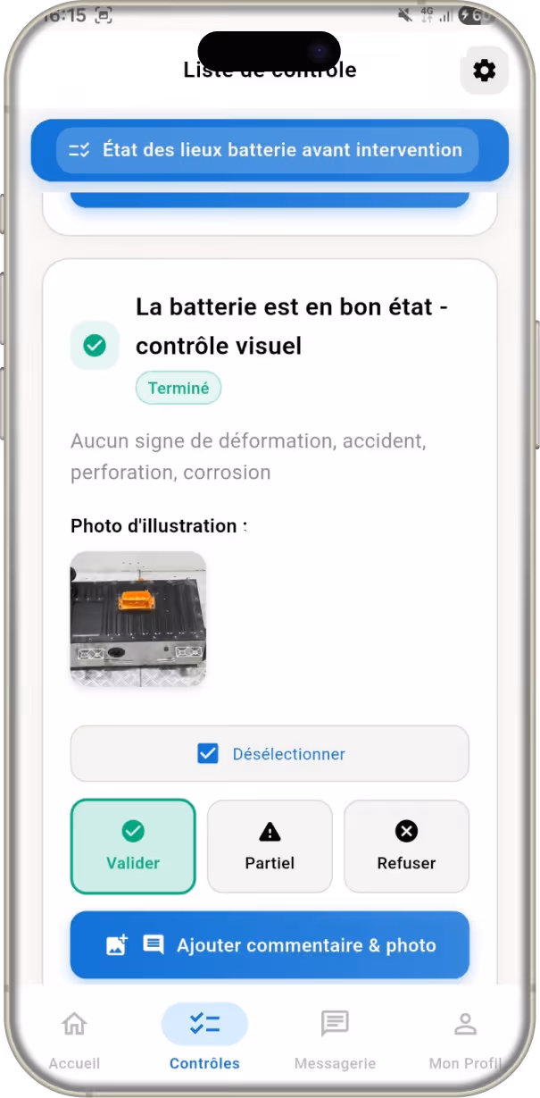 Écran d'application mobile affichant une checklist de contrôle avec la confirmation que la batterie est en bon état sans déformation, accident, perforation ou corrosion, incluant une photo illustrative de la batterie.
