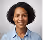 Portrait d'une femme afro-américaine souriante avec une chemise bleue, portant un collier, cheveux bouclés ramenés en arrière sur un fond gris clair.