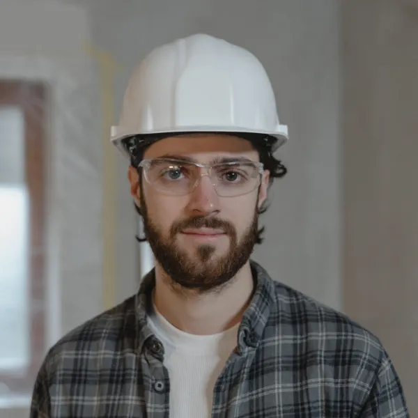 Favian Hills headshot