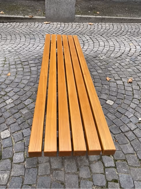 einfache Sitzbank aus Holz