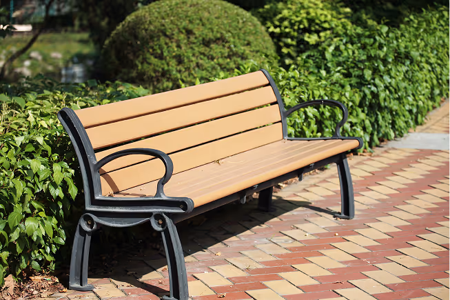 Sitzbank aus Holz in einem Park